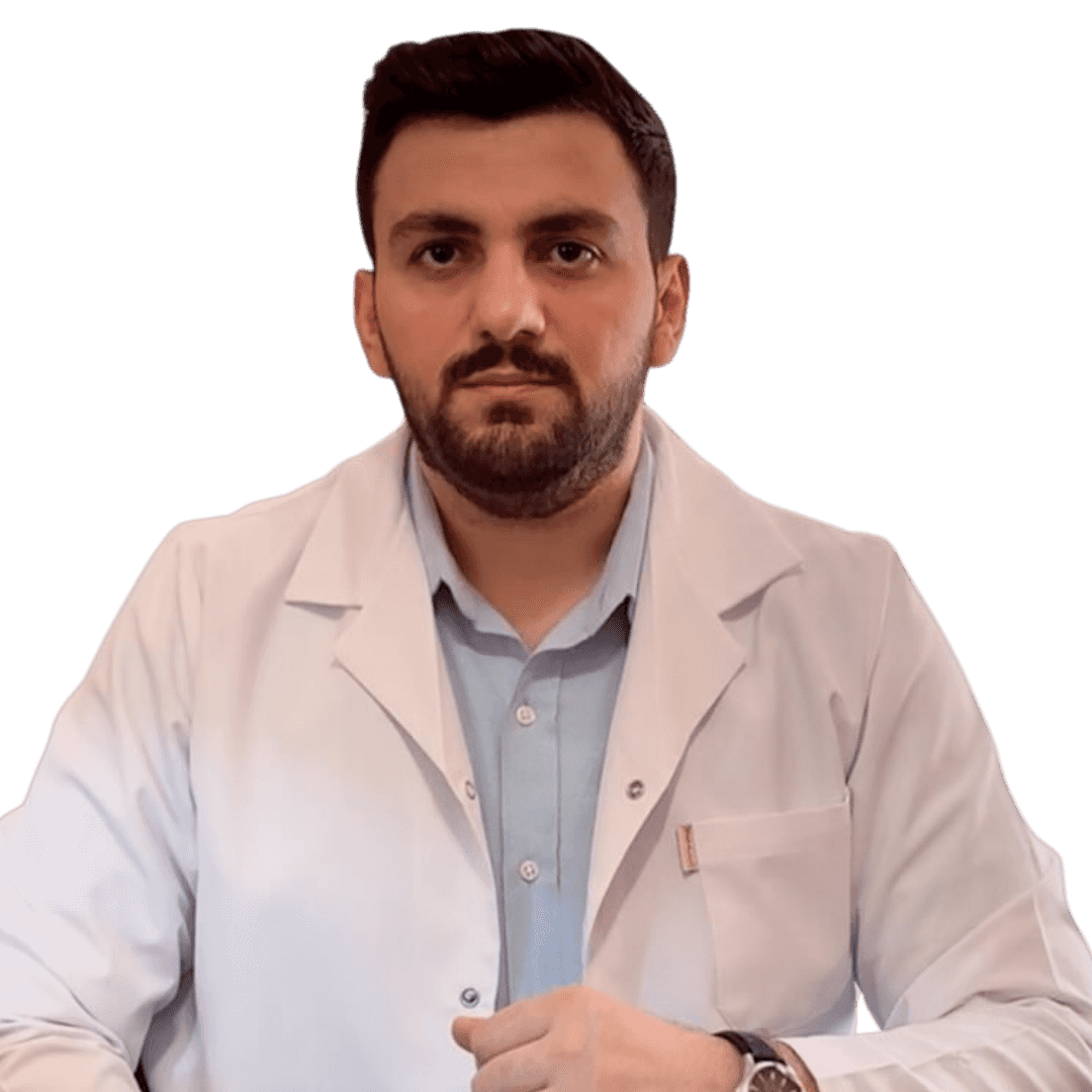 Ağ xalatda və stetoskopla həkim kameraya gülümsəyir